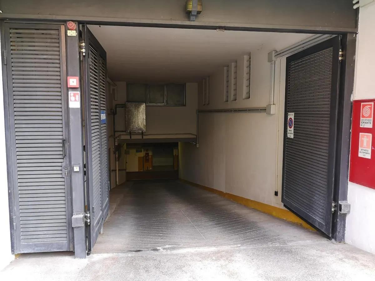 Convenient Family Apt With Private Parking Μέστρε