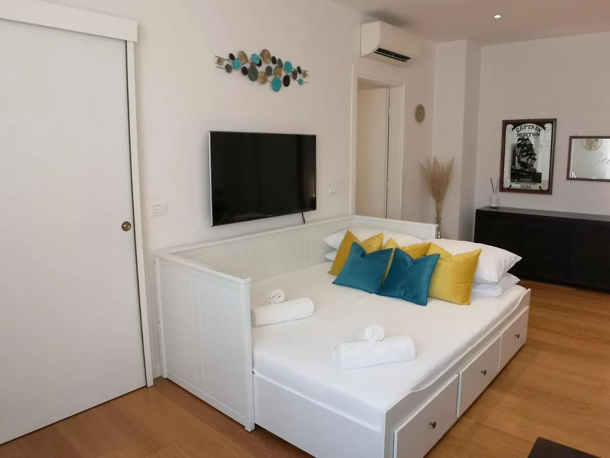 Convenient Family Apt With Private Parking Μέστρε